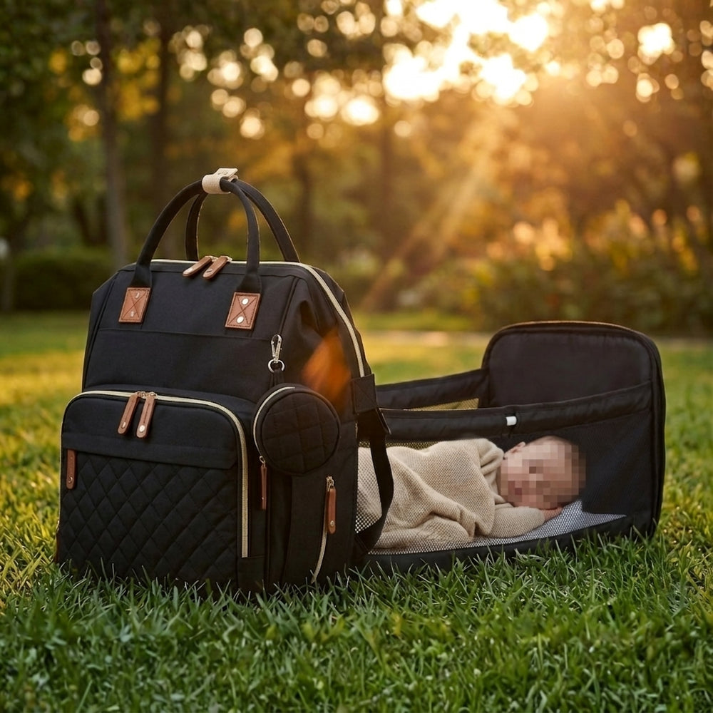 Sac à langer Shibi utilisé en extérieur avec bébé installé dans le lit d'appoint au parc